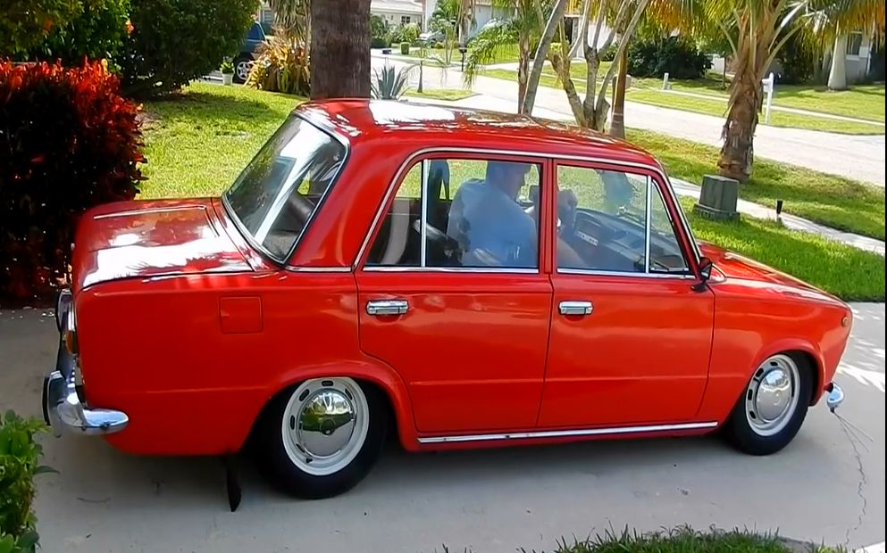 搬运娱乐向在美国驾驶一辆1978年的1200型拉达