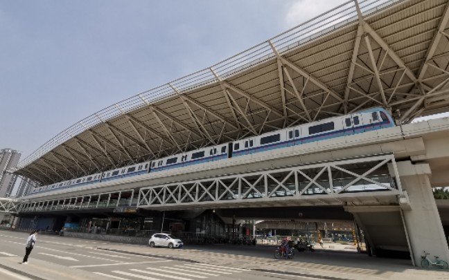 广州地铁坦尾站五号线列车进站站外视觉