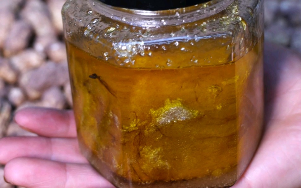 大肥鸡里的鸡油记得不要扔,加白糖密封3年,鸡油膏就做好了,你知道有