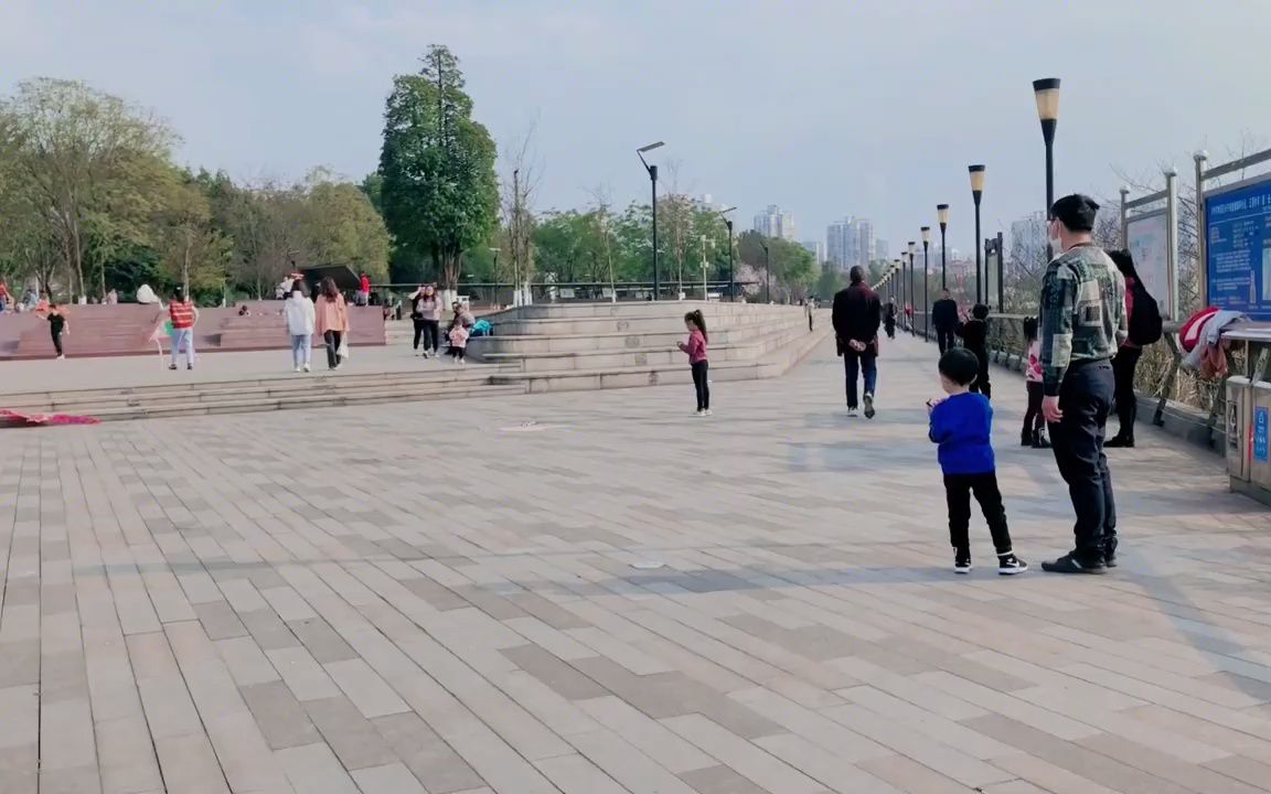 泸州纳溪的麒麟广场,到处都是风筝在飞舞,聚集的人也太多了