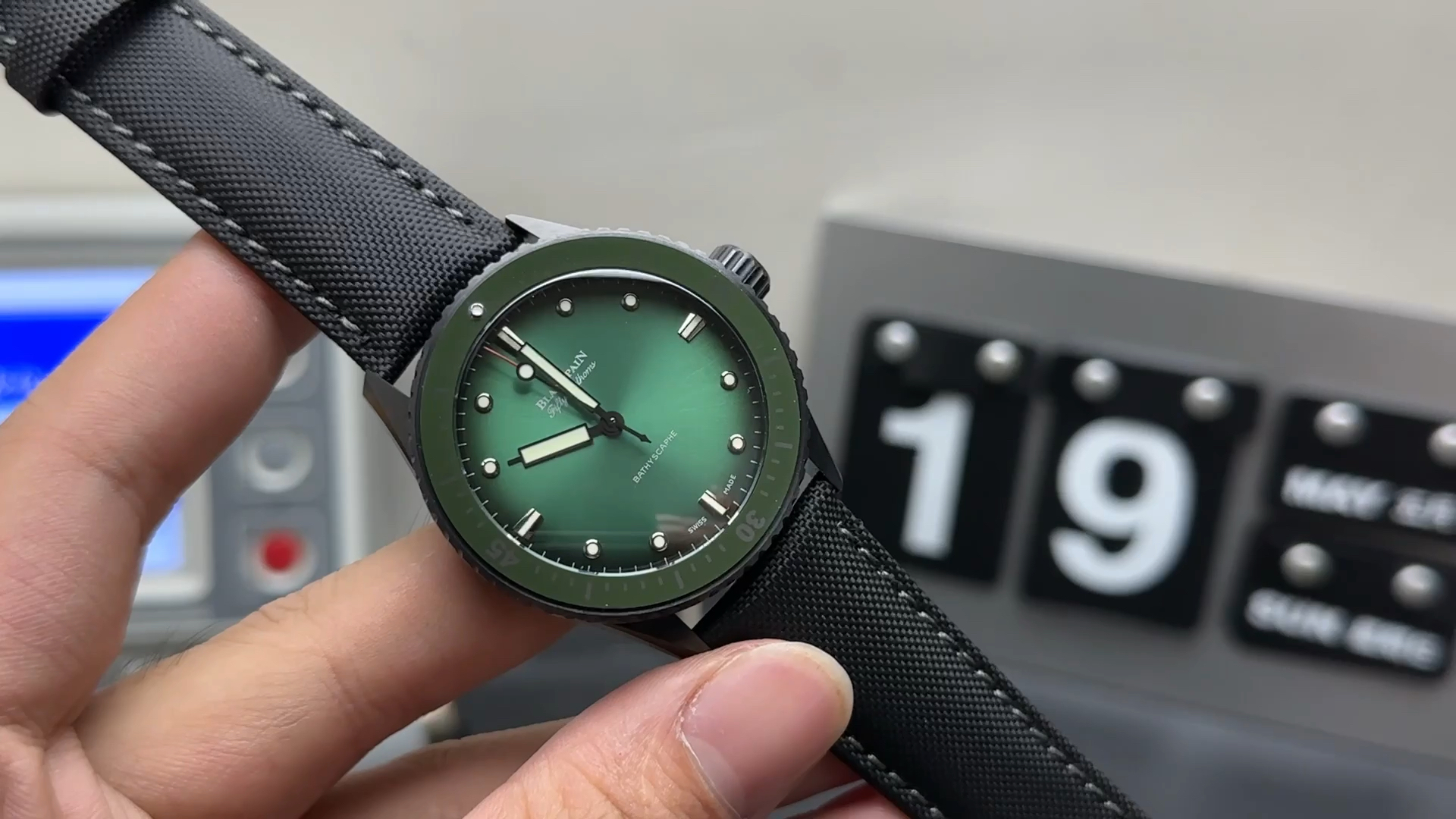 全新宝珀五十寻系列腕表5005,极光绿表盘上,线条饰纹捕捉光线,折射