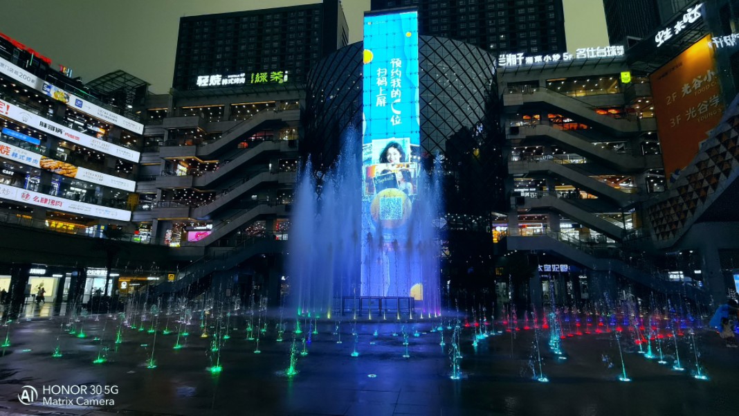 19:00世界城光谷步行街音乐喷泉《欢乐中国年   有钱没钱回家过年》