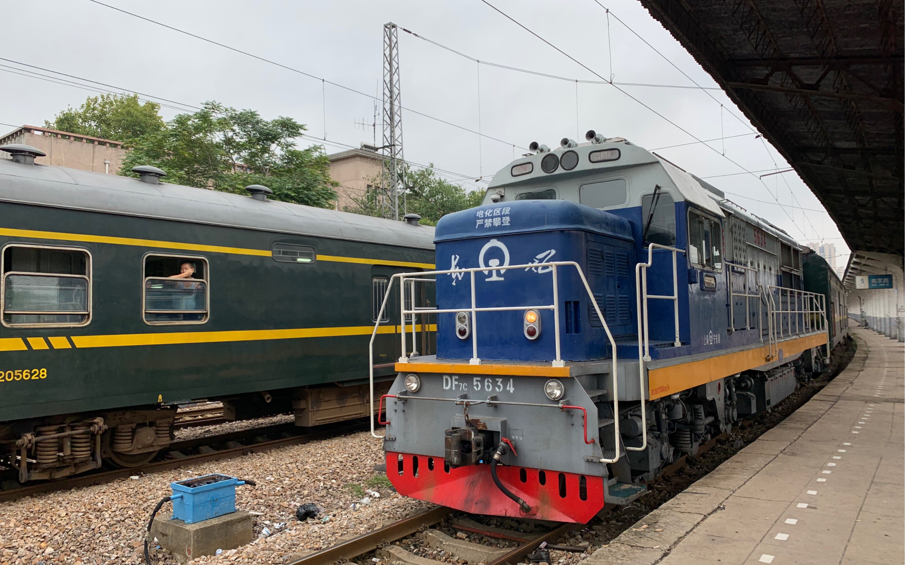 【上局宁东段】南京-昆明k155/156次列车 东风7c调度南京西站暂存