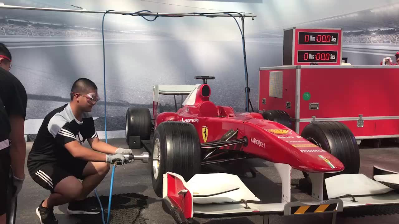 迪拜法拉利公园更换f1赛车轮胎up亲自举枪感觉自己已经达到法家换胎工