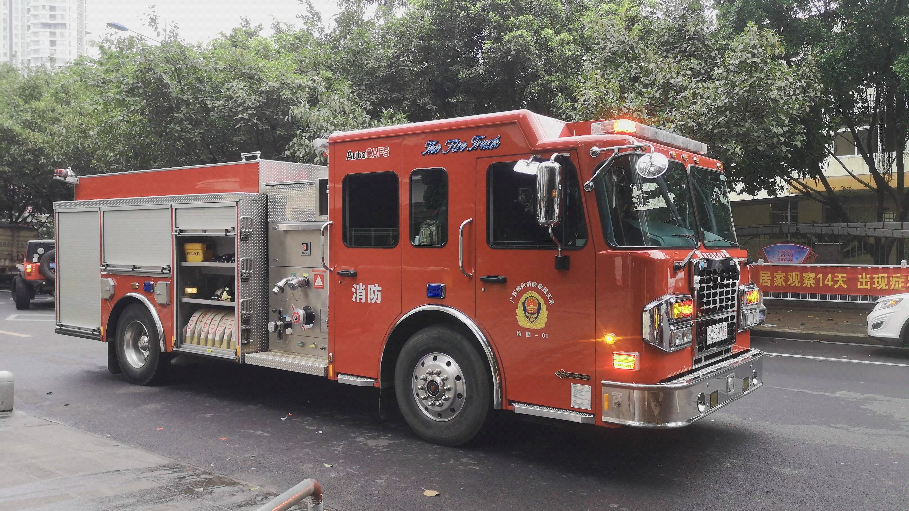 柳州高层建筑出现疑似火灾警情,大力消防车闪灯出动