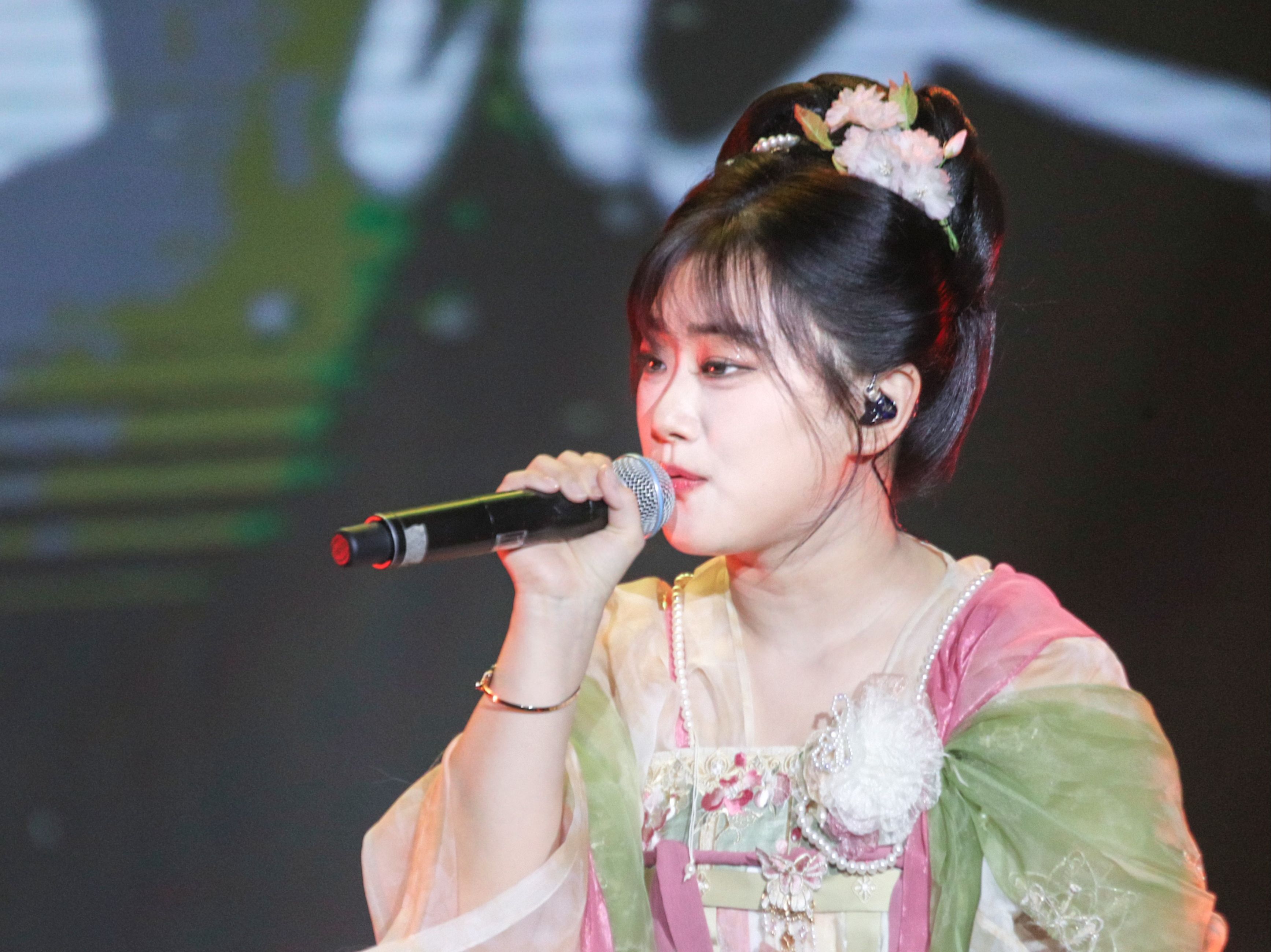 【夜宴风波-王梓钰4k现场版】超晃但画质堪比mv