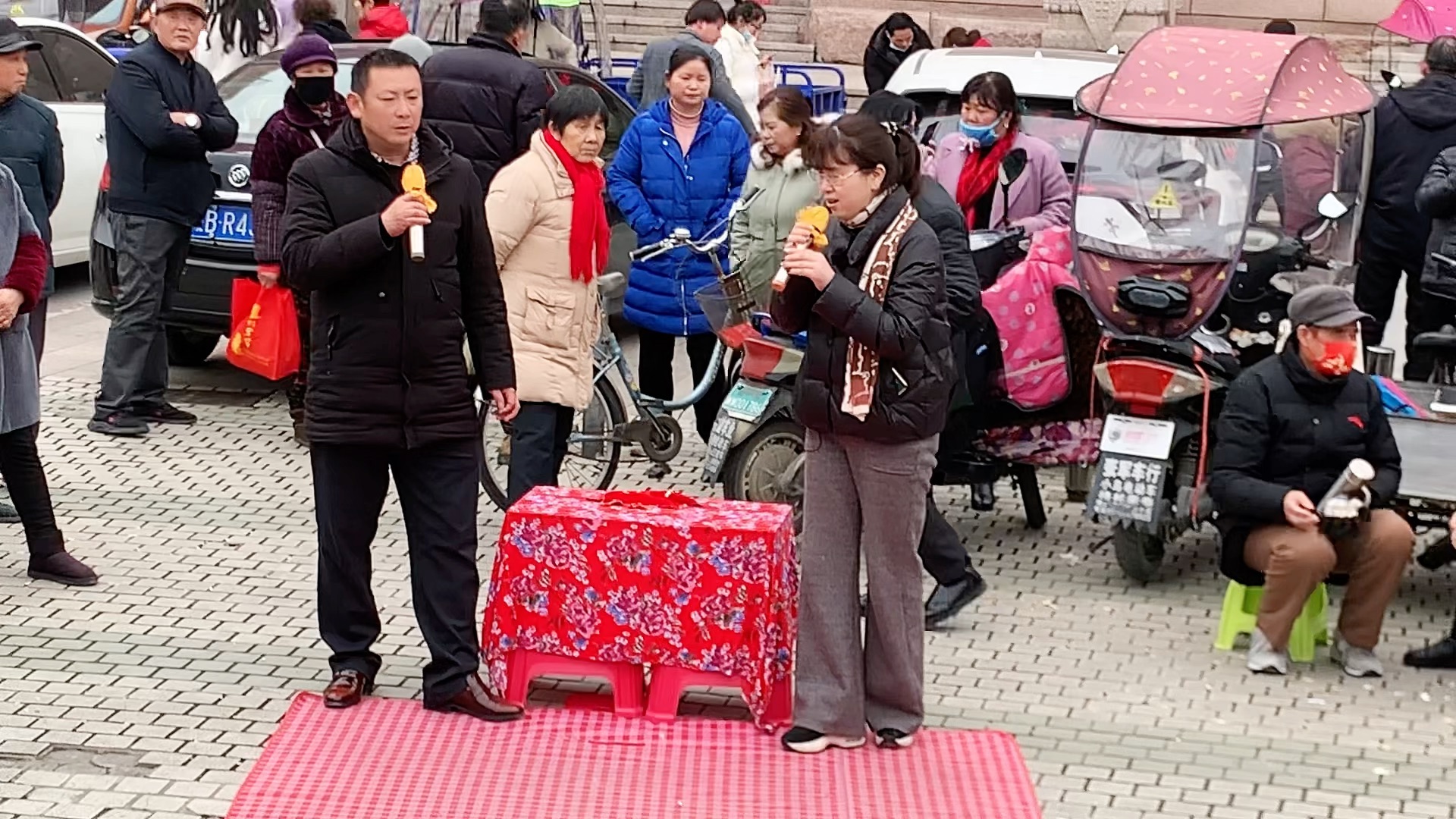 [图]庐剧《菜刀记·小辞店问蔡郎》选段：人气爆满无为市人民广场传统戏曲文艺。