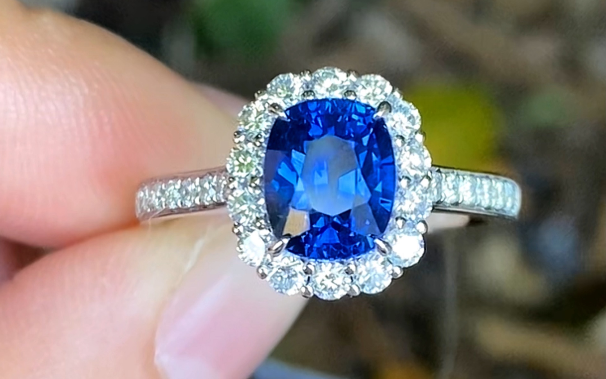 18k蓝宝石戒指,皇家蓝色标,天然钻镶嵌,年底了,工厂也放假了,有现货