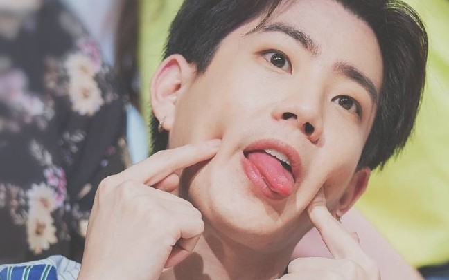 off关钟鹏在两个舞担面前夹缝生存的关大爷