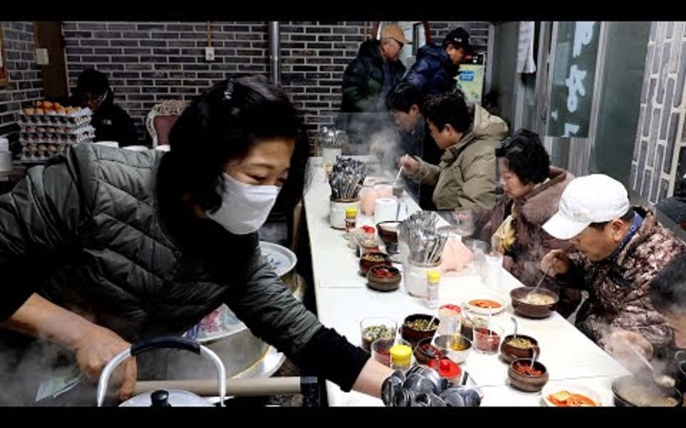 [图]【韩国美食】凌晨4点司机们蜂拥而至的汤饭馆，一碗温暖的3000韩元汤饭