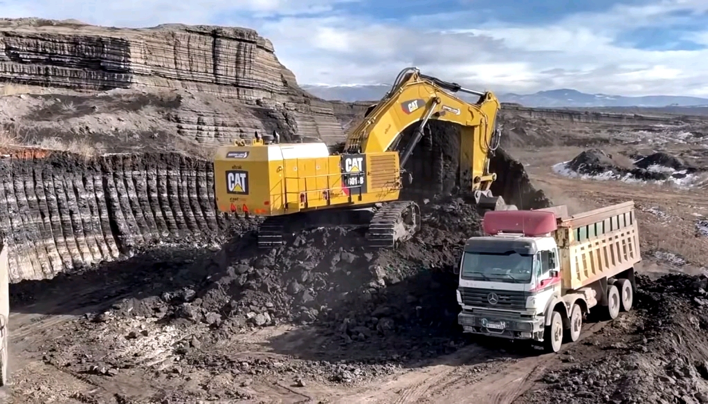 cat6015卡特挖掘机/卡特彼勒挖机 #挖机第一视角 #工程机械第一现场