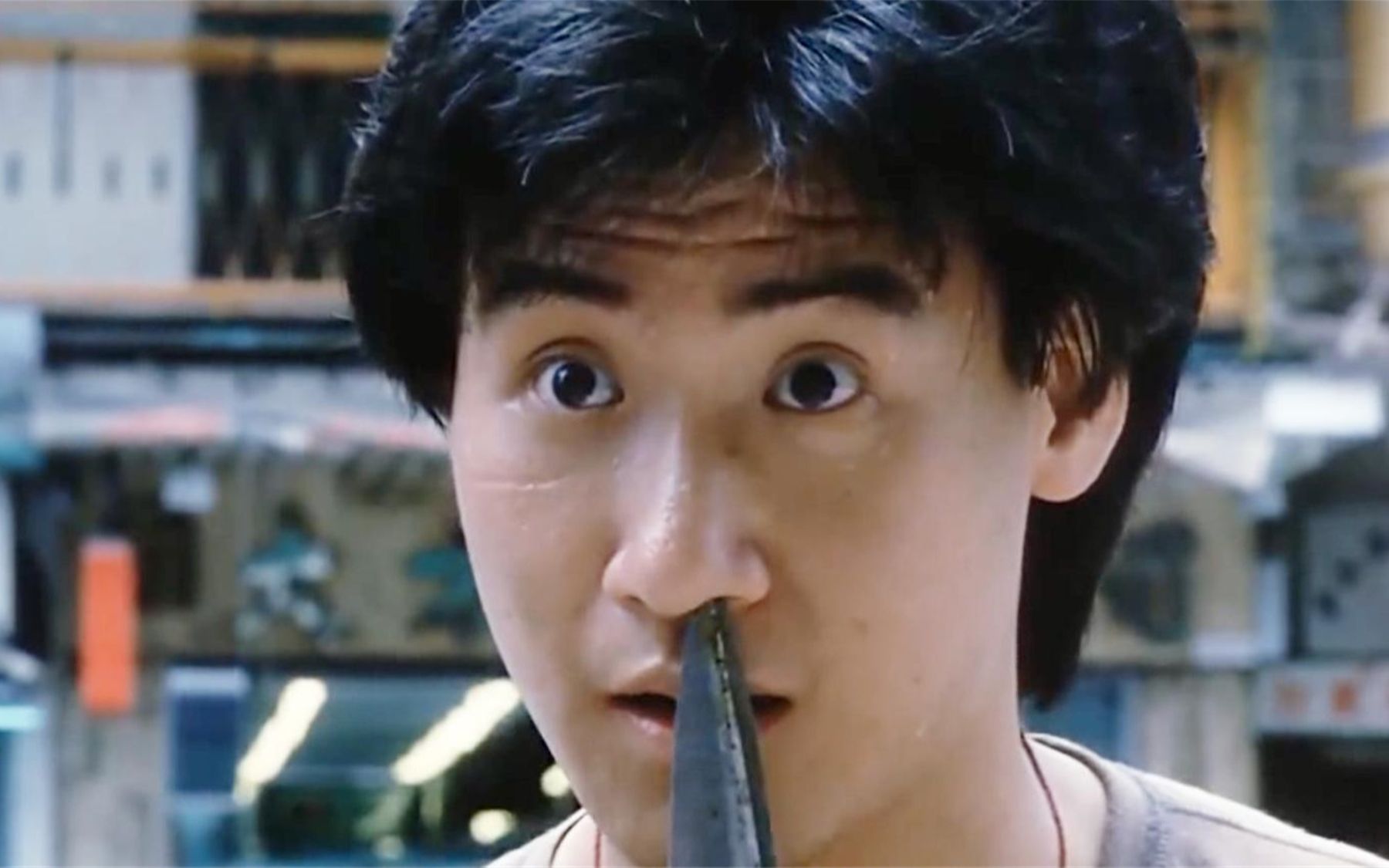 死要面子活受罪,乌蝇哥拿剪刀卖鱼蛋,城管来了说是在剪鼻毛