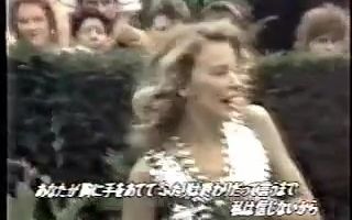 [图]【夜のヒット】Kylie Minogue - Hand On Your Heart （1989）