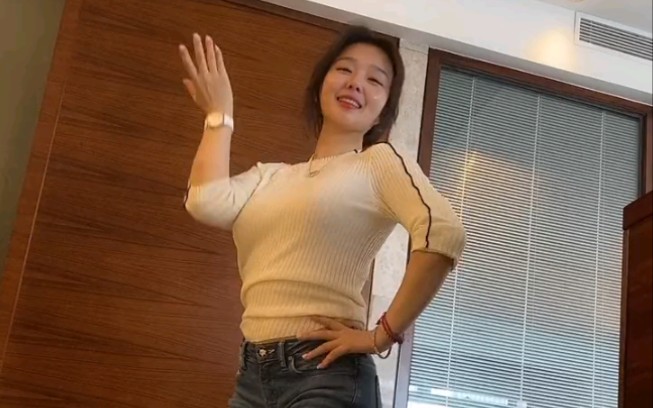 老阿姨昨晚剧烈运动站不直了