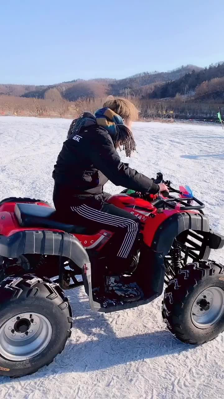 女子雪地摩托车图片