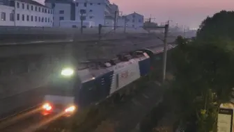京沪线，行包X238次列车达速通过观景新村