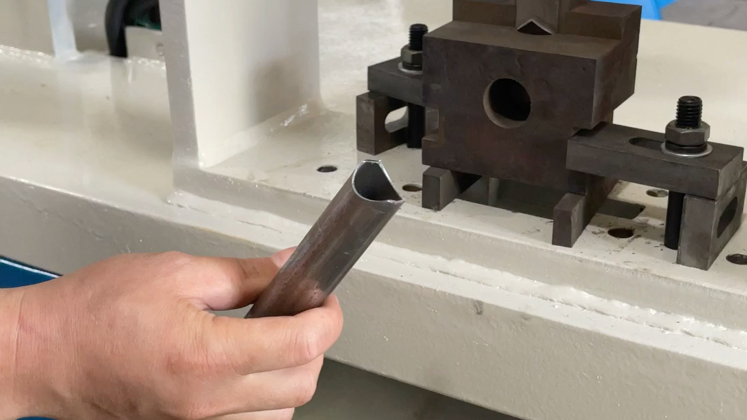 25圆管冲平弧口对接25圆管平滑无毛刺