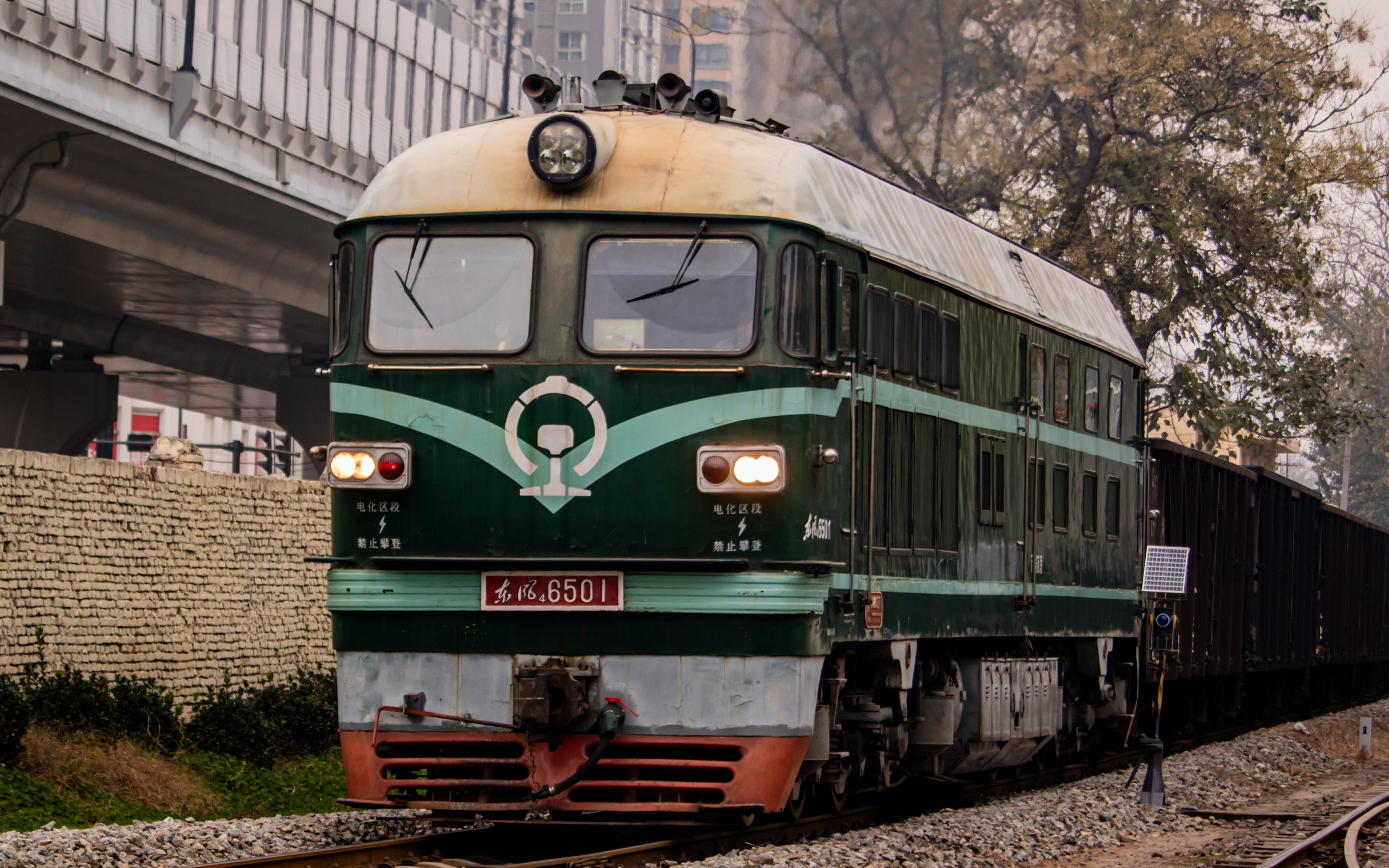 【西户铁路】西局西段df4b 6501牵引敞车通过新西北