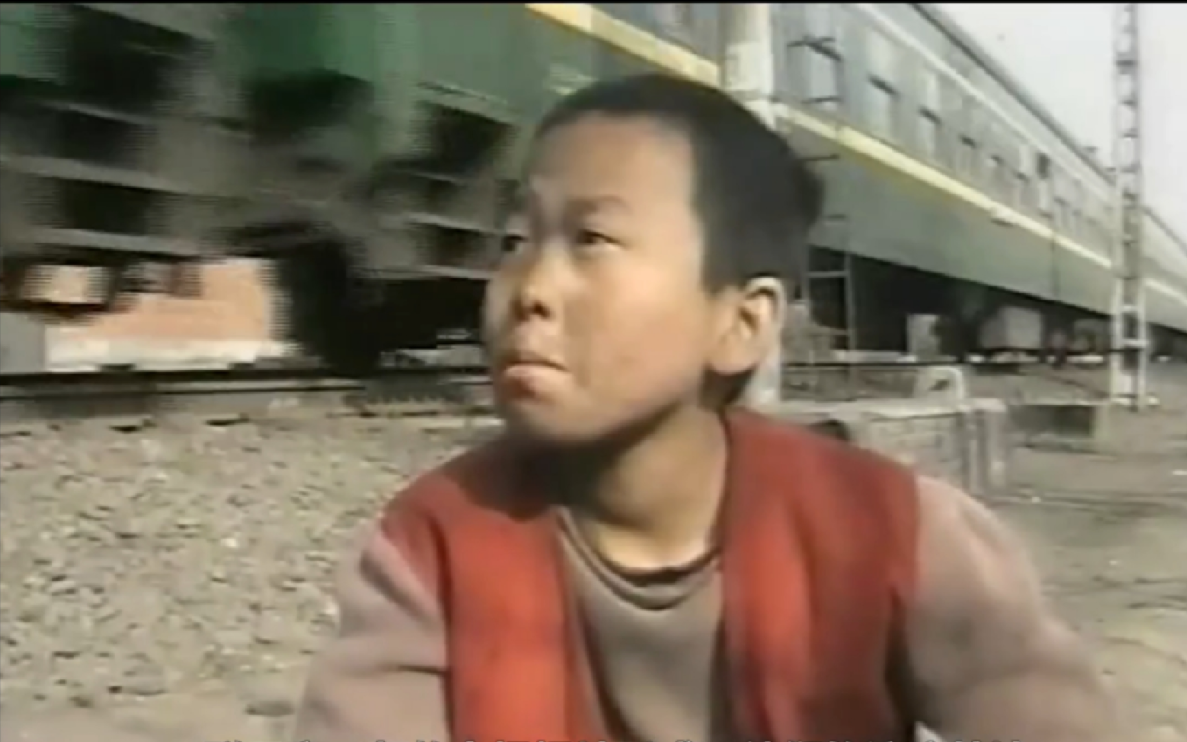 23年前的火狐狸让人唏嘘,铁路沿线的乞丐,8岁多出来拾荒要饭