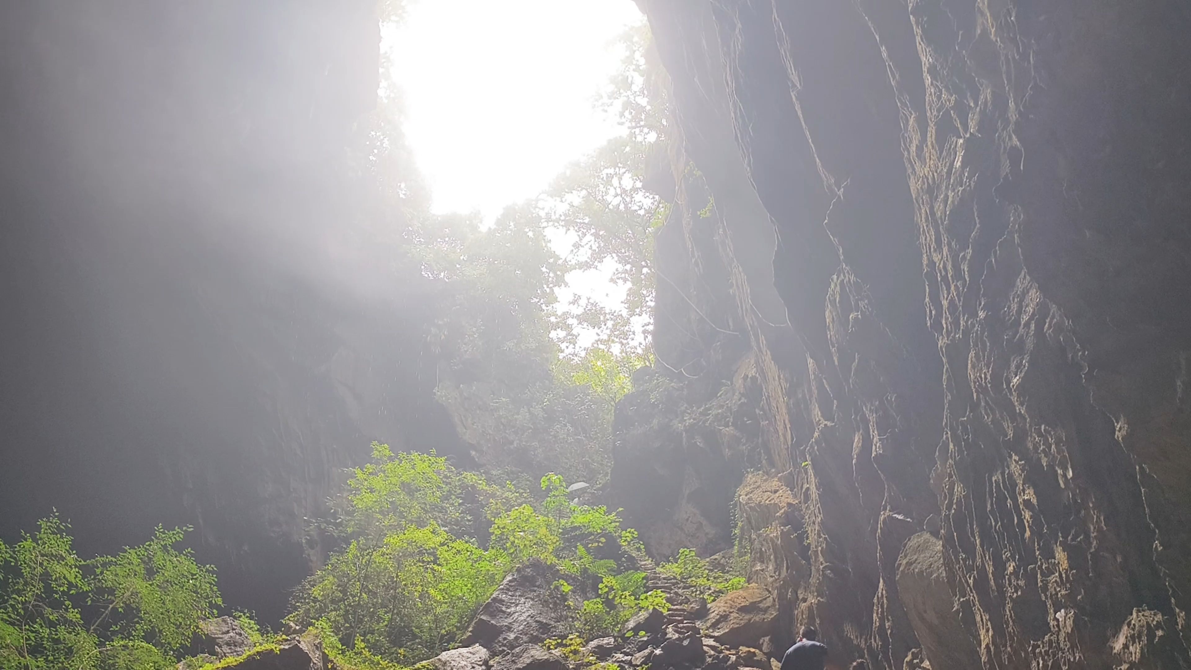 广西都安弄响天坑响水关