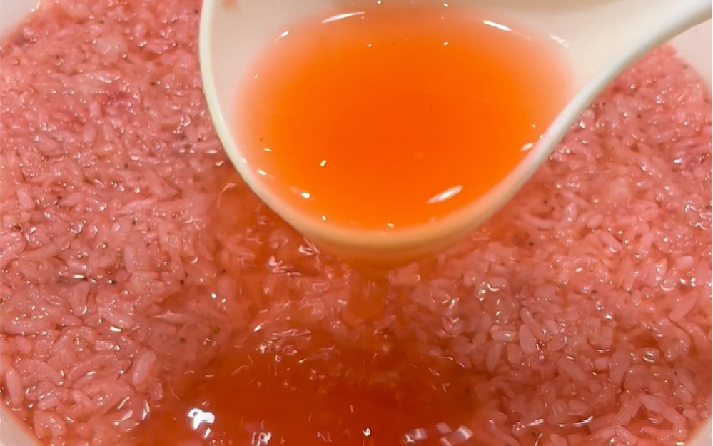 这是草莓酿的甜米酒甘甜多汁酸酸甜甜非常好喝常喝小脸红扑扑草莓酿酒