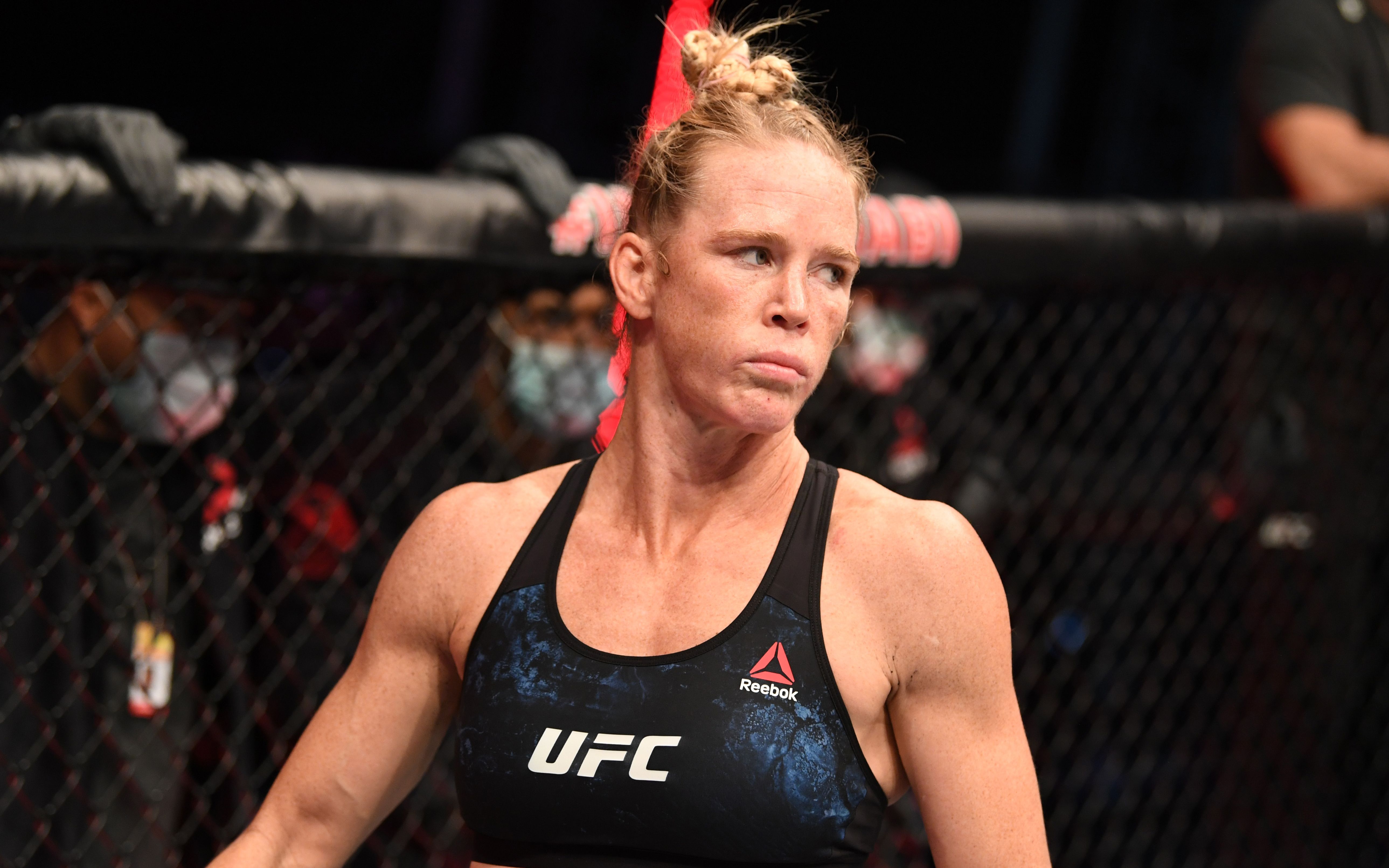 【ufc格斗岛 | 八角笼采访】头条主赛:霍尔姆以大优势比分获胜