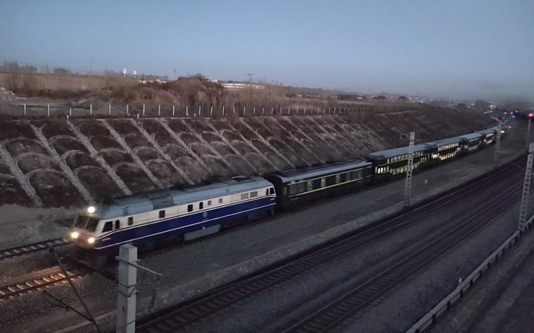 欠编的t5303晚点通过陶赖昭站往五棵树方向