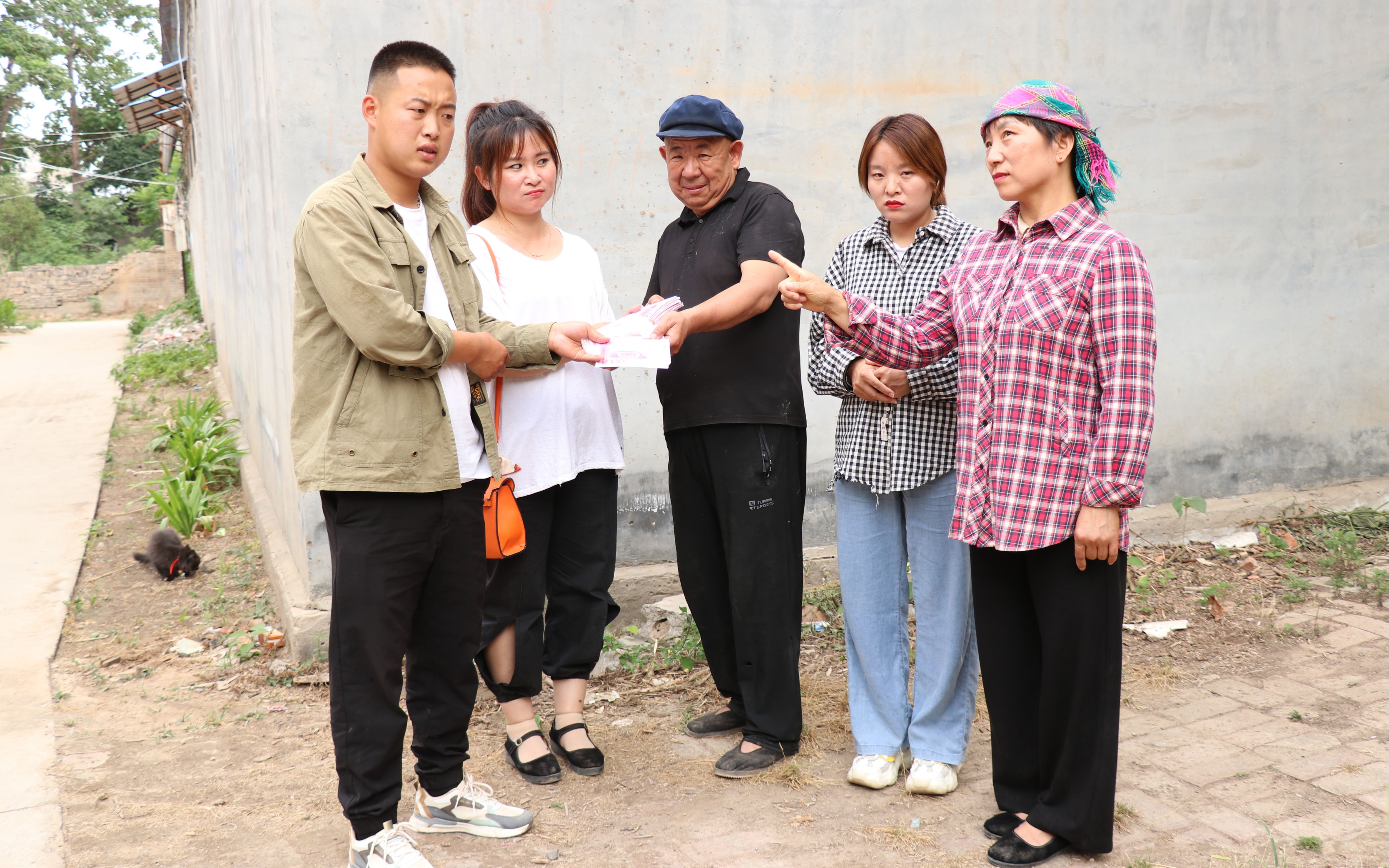 活动  农村父亲过60岁生日,没想儿女们却互相攀比,母亲做法感动