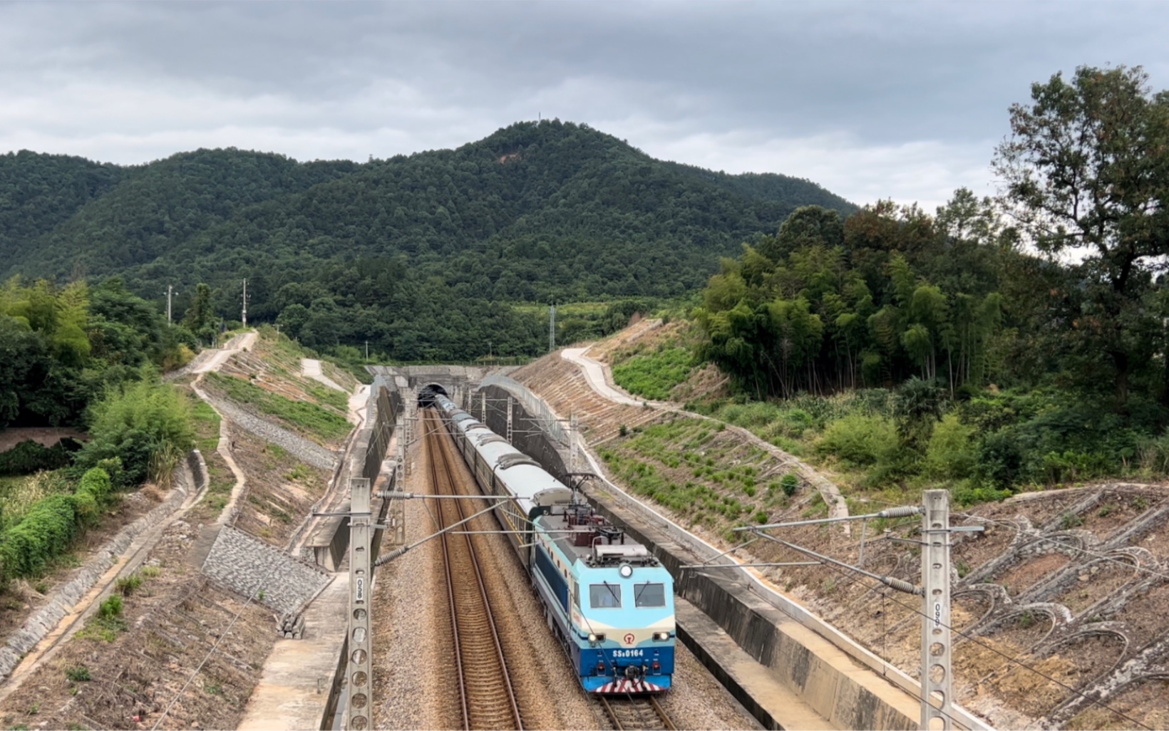7.14石长铁路汪家山隧道南侧公路跨线桥拍车