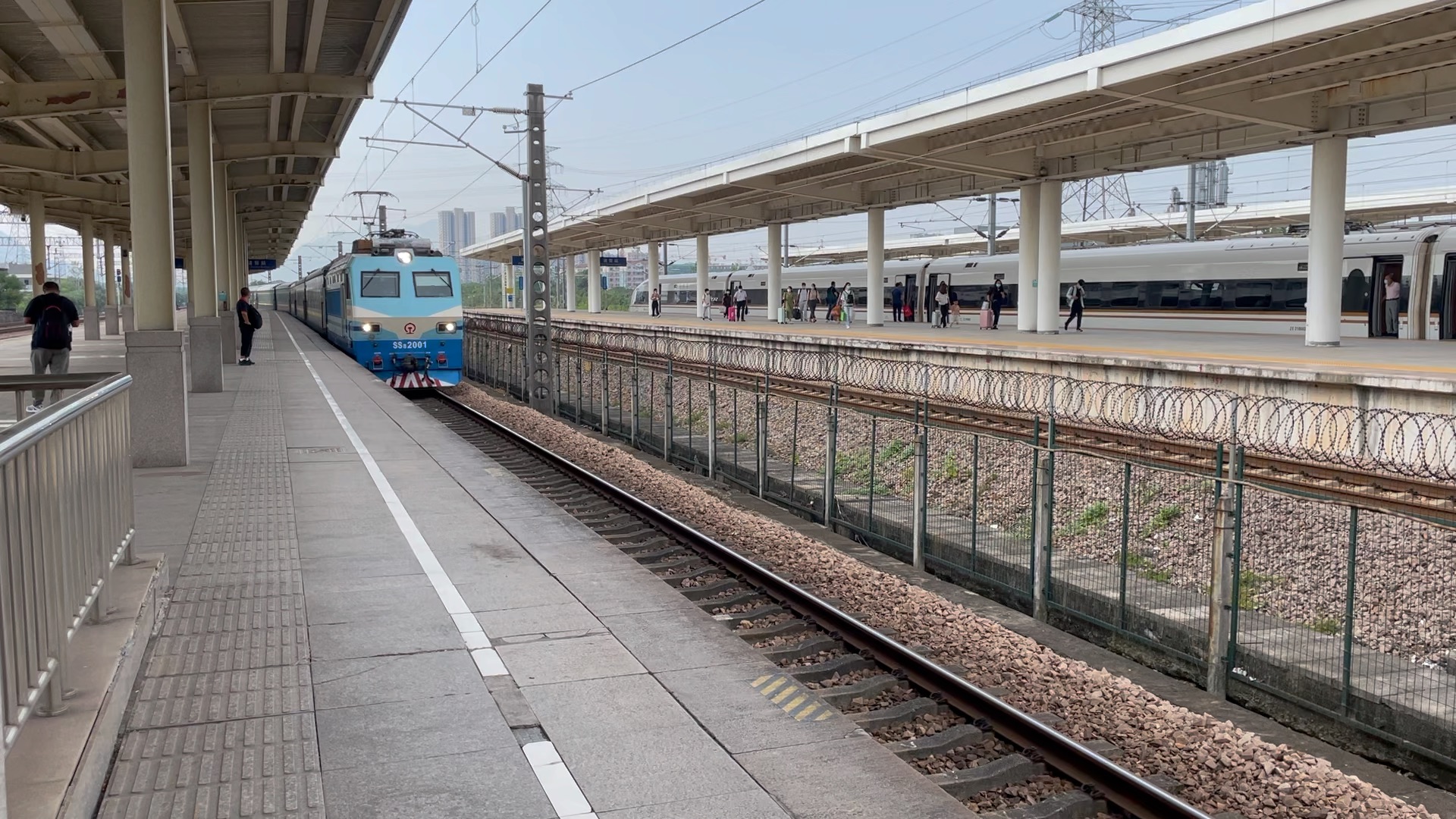 ss82001牵引k808次列车进诸暨站