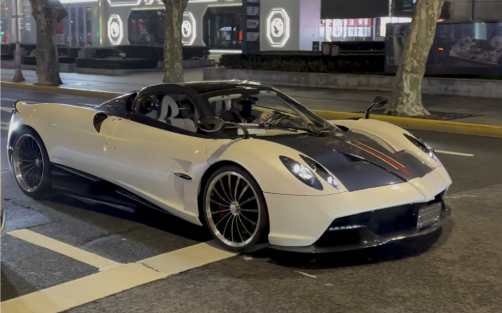 偶遇上海首富的全球唯一一台敞篷帕加尼,后面的出租车都主动保持安全