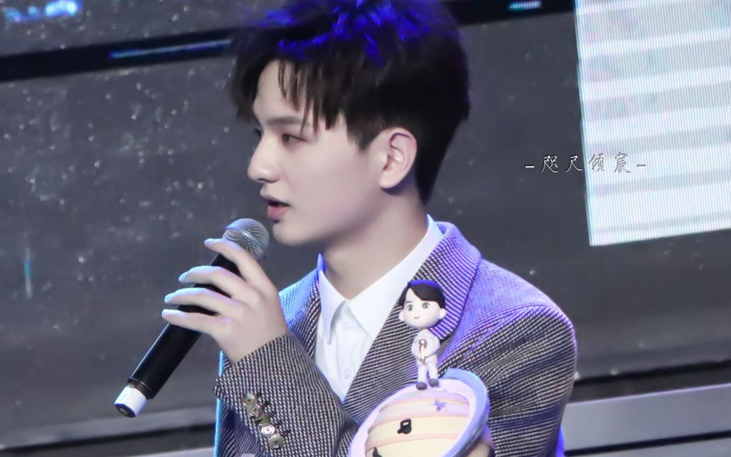 赵政豪那时正好生日演唱会饭拍现场