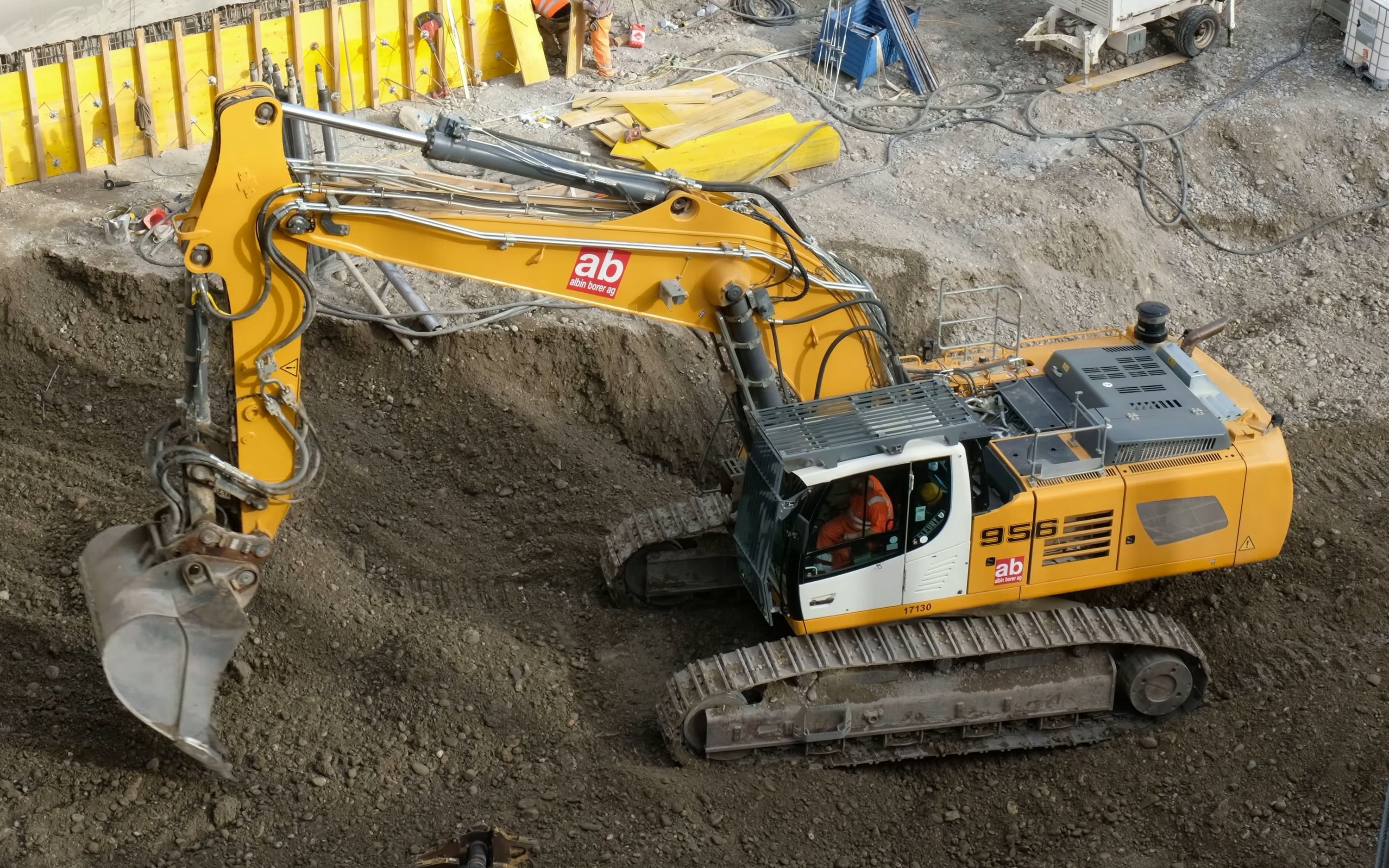 利勃海尔r956挖掘机砂石装车4k