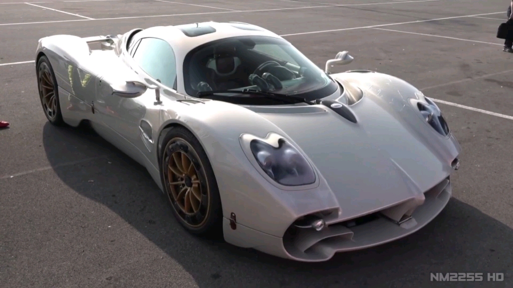 帕加尼乌托邦utopia 的 6.0 v12(864匹)冷启动排气声浪