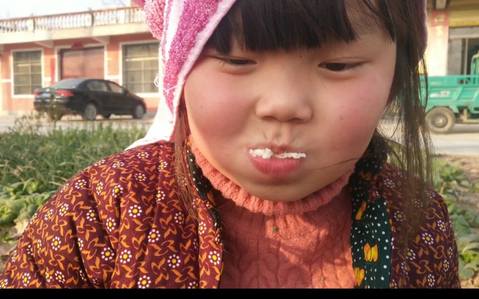 农村小妮下地干活回家后只剩馍头和大葱气的直吐槽