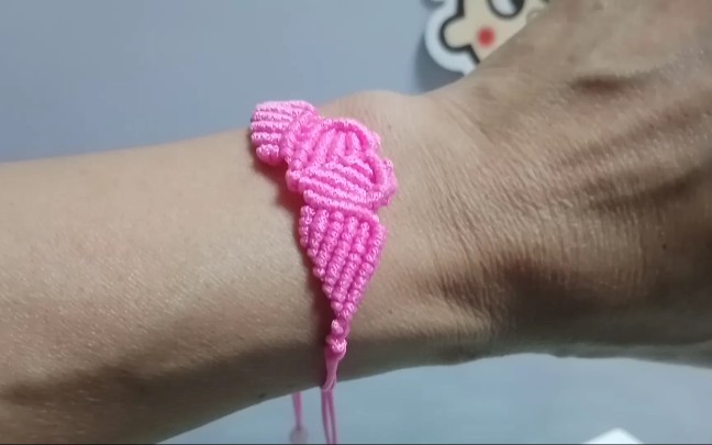 编绳心形和天使的翅膀!6根50厘米的线,从中间开始编!