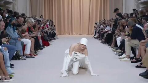 马吉拉罕见露脸!为自己的老师高缇耶走秀Jean Paul Gaultier F/W 1986
