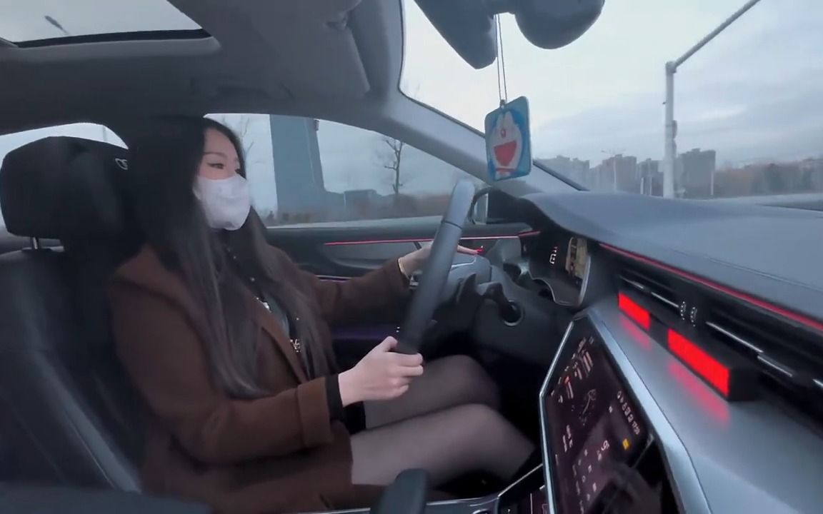 今日分享:美女开奥迪a6去相亲,不知道会不会相中南方