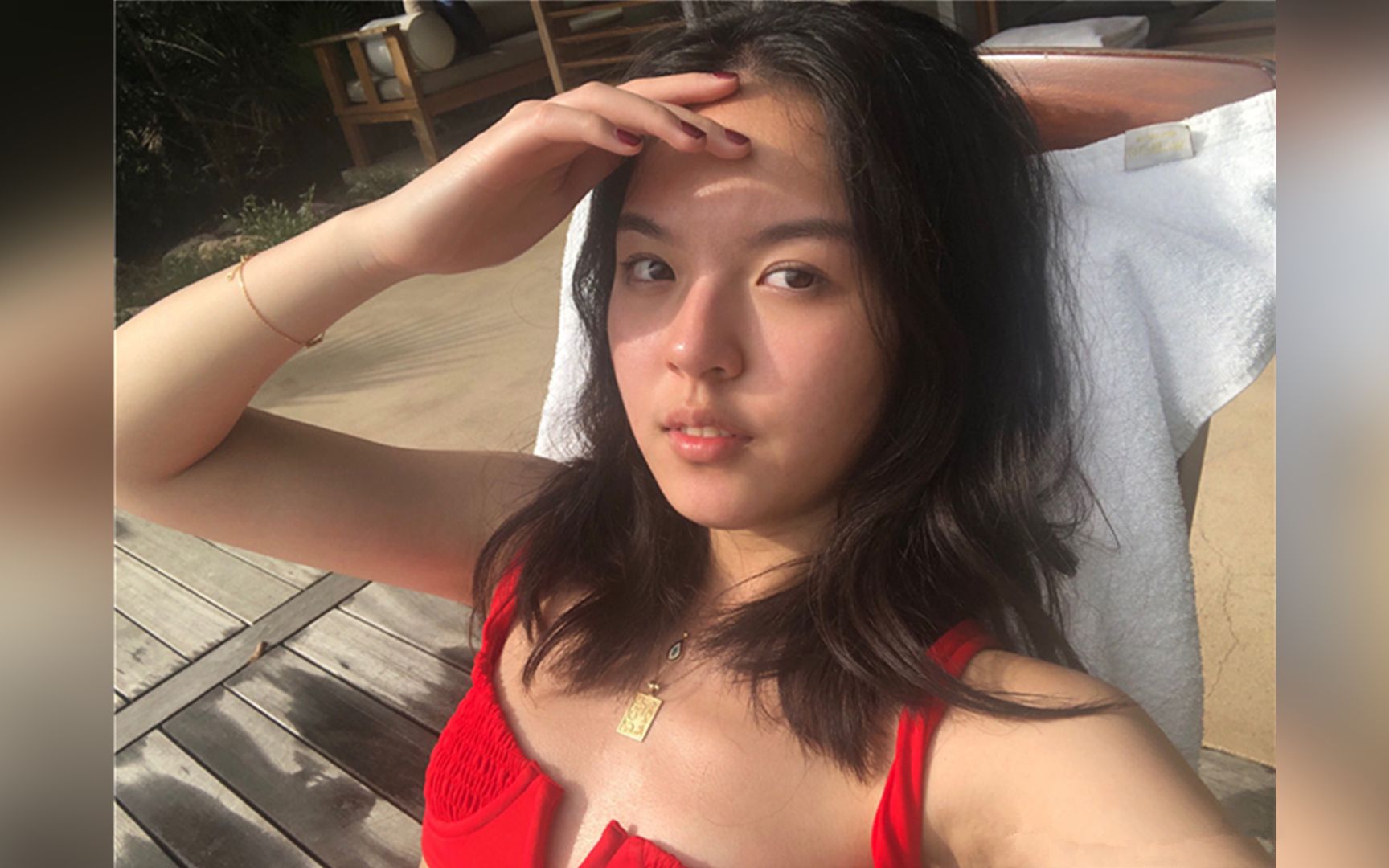 李咏女儿与妈妈哈文海边度假,16岁法图麦晒泳装照,被赞大美女!