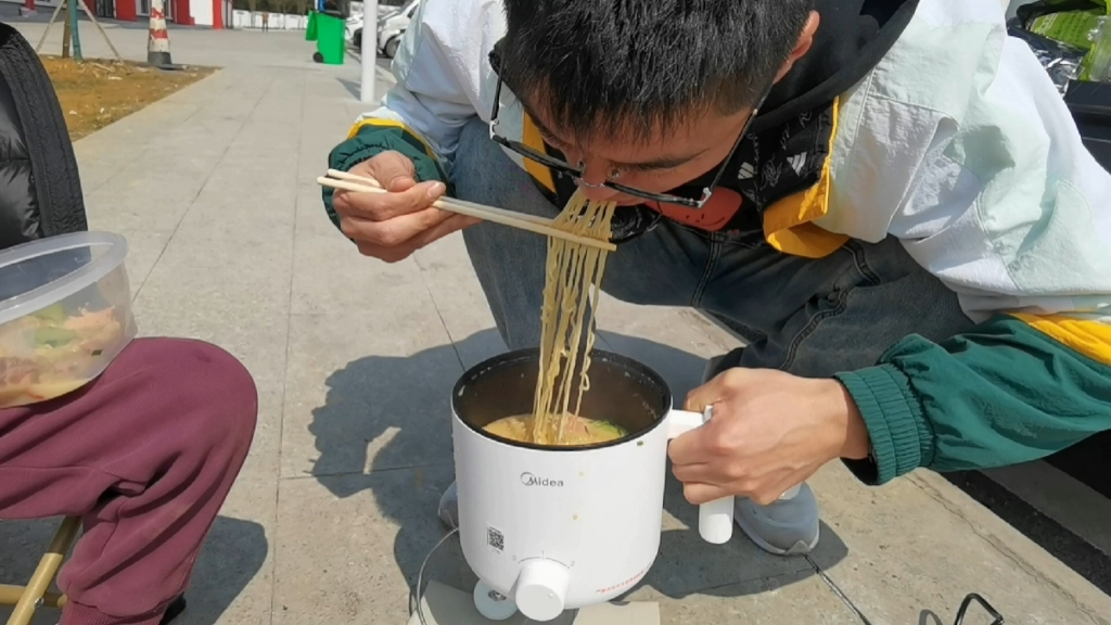 《成都自驾海南》day1成都到贵阳600多公里,全靠一锅泡面.风景在路上,“事故”也在路上,一家人出行才是重点哔哩哔哩bilibili