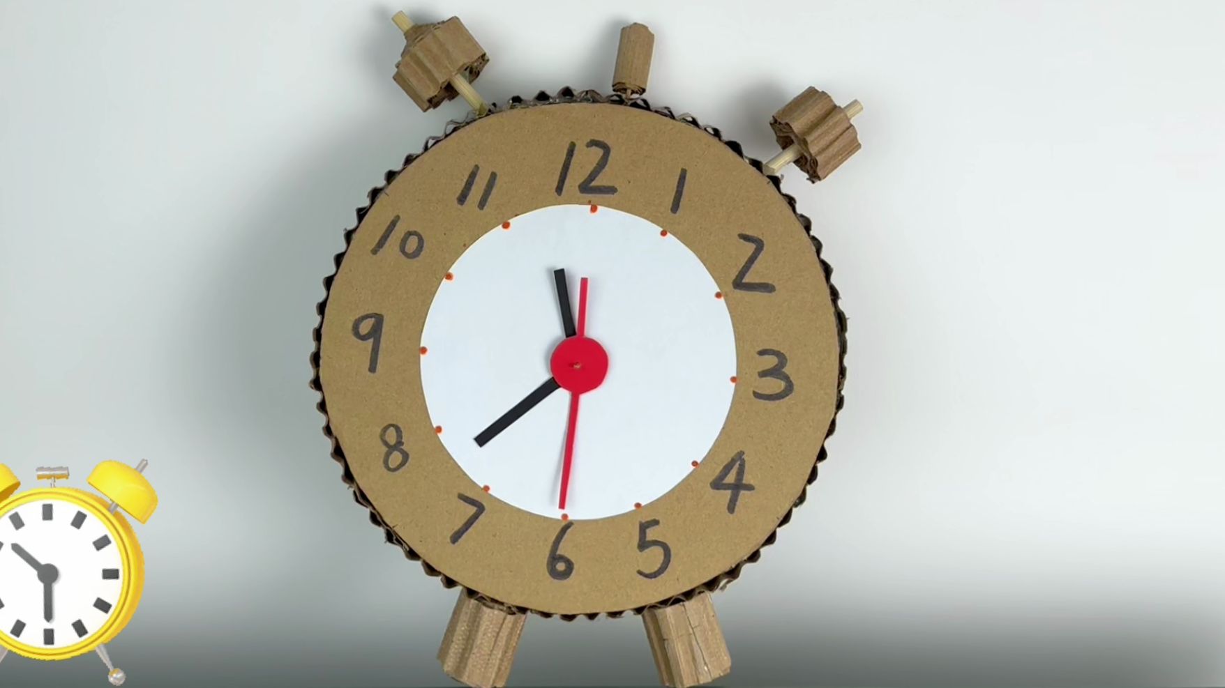 用废纸板制作一个精美的钟表,做摆饰品非常漂亮,还可以给孩子们来认识