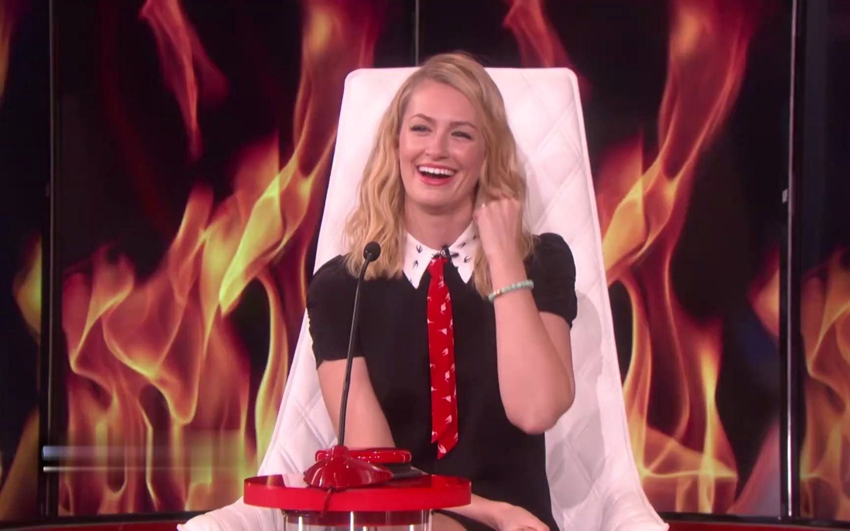 贝丝·比厄在节目上玩游戏!