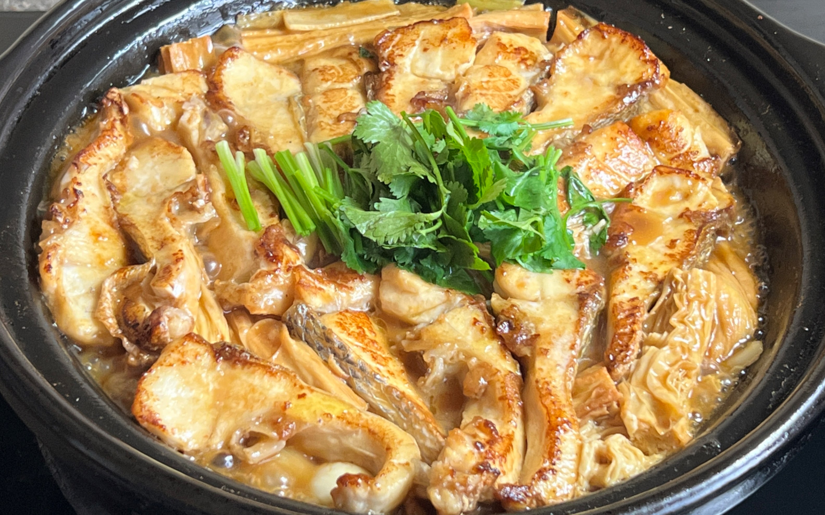 腐竹焖鱼腩做法,出锅热气腾腾,鲜香入味,汤汁拌饭也能吃两碗