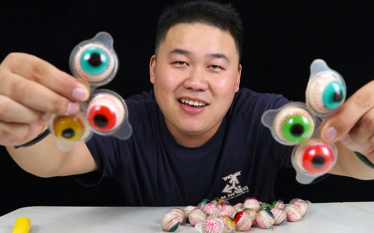 试吃吓人的眼珠糖你敢吃吗真是挑战心理极限