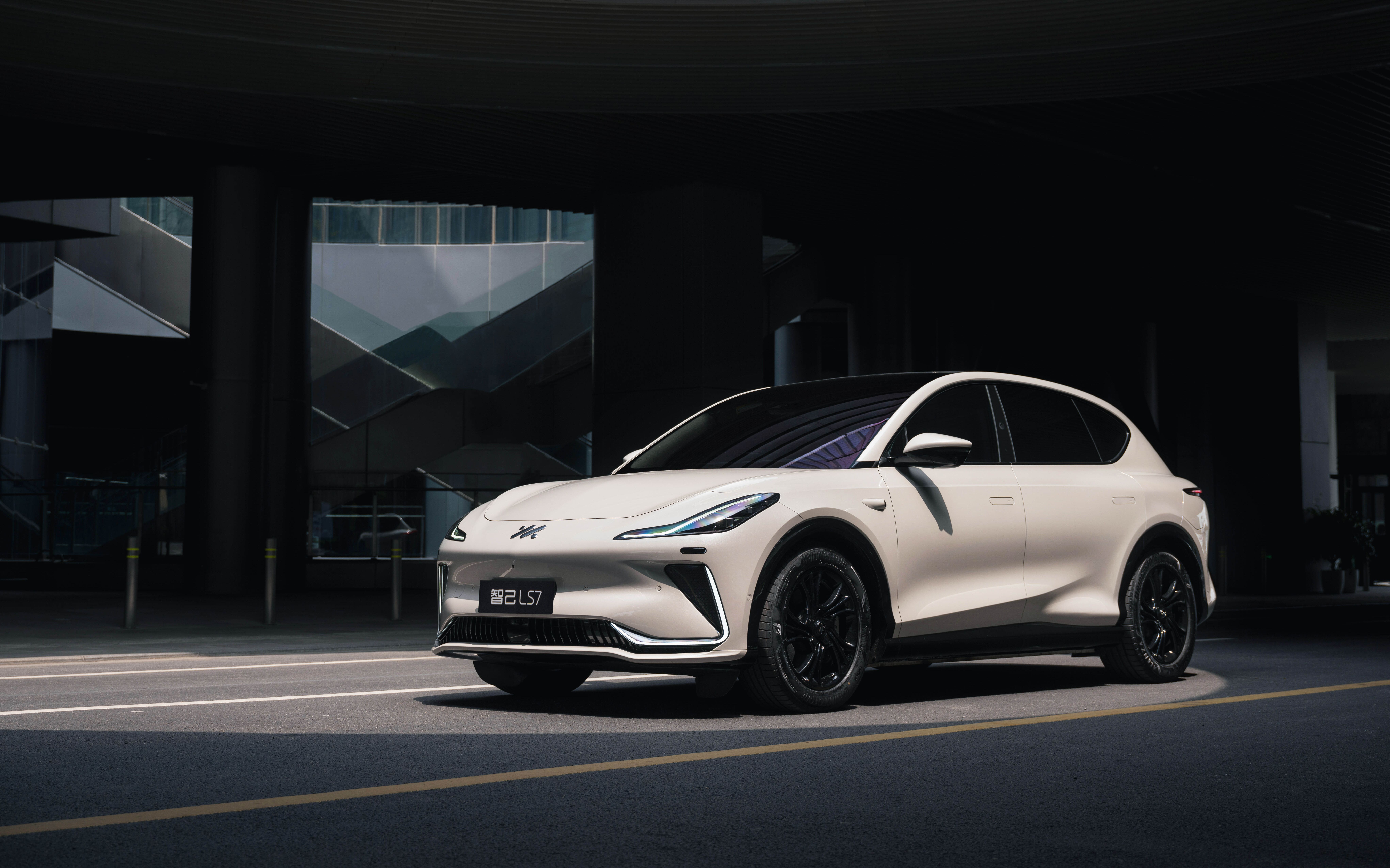 智己ls7 urban fit: 不到30万,竟然「智能」到这个程度?丨松果爸