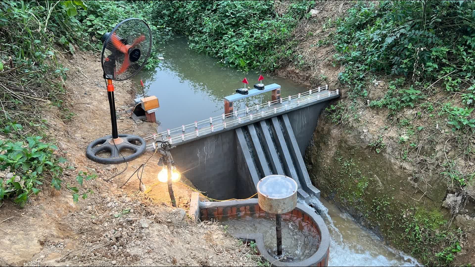 夏季容易涨水的泄洪沟,清理出来建造出水坝电站,直接给风扇发电哔哩哔哩bilibili