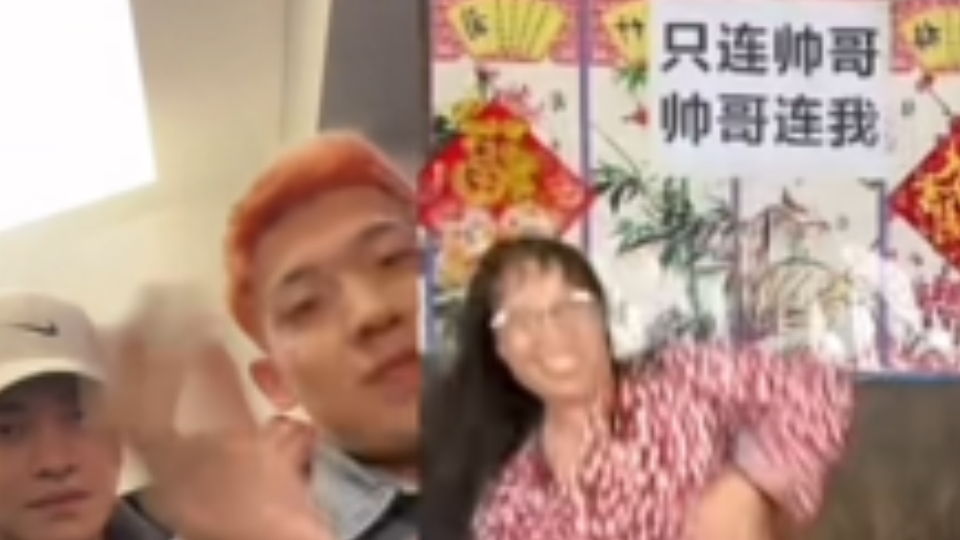 田甜给帅哥肌肉男跳性感泰国舞