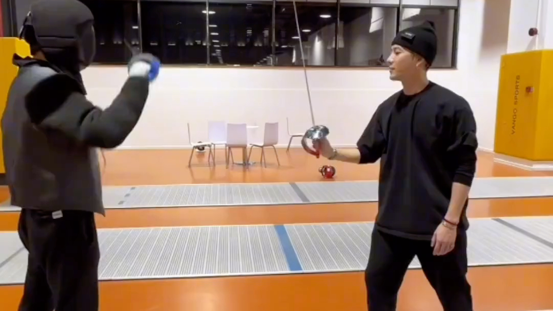 王嘉尔练击剑,对方招招命中