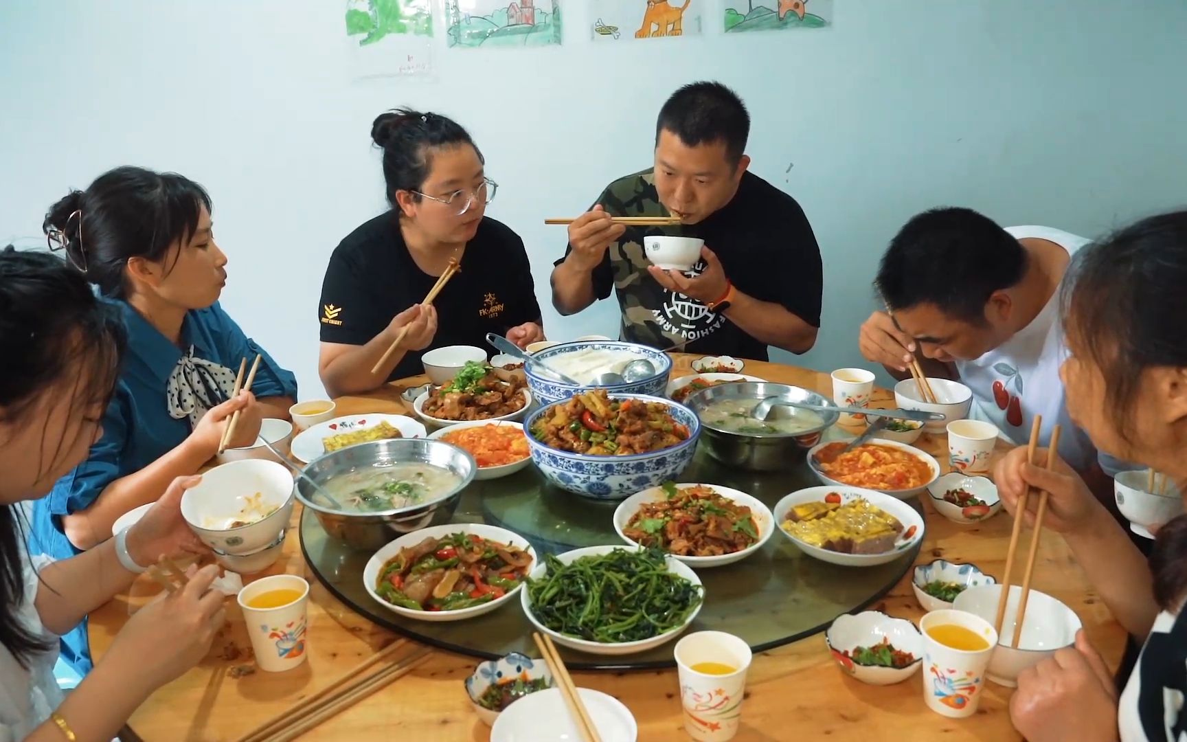 粉丝来家里做客,桃子姐准备一桌美味好菜,大家吃得真满足-蜀中桃子姐-蜀中桃子姐-哔哩哔哩视频