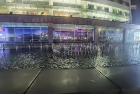 Video herunterladen: 桂林漓江大瀑布饭店音乐喷泉瀑布10月2日20：30（大风）（片段）